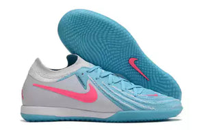 Chuteira Futsal Nike Phantom GX II IC Azul, Branca e Rosa com design inovador e sola para quadras internas.