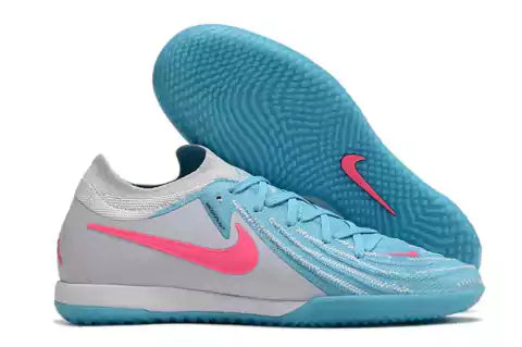 Chuteira Futsal Nike Phantom GX II IC Azul, Branca e Rosa com design inovador e sola para quadras internas.
