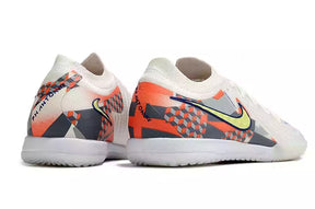 Chuteira Futsal Nike Phantom GX II IC "Barna Pack" vista traseira com design colorido e moderno.