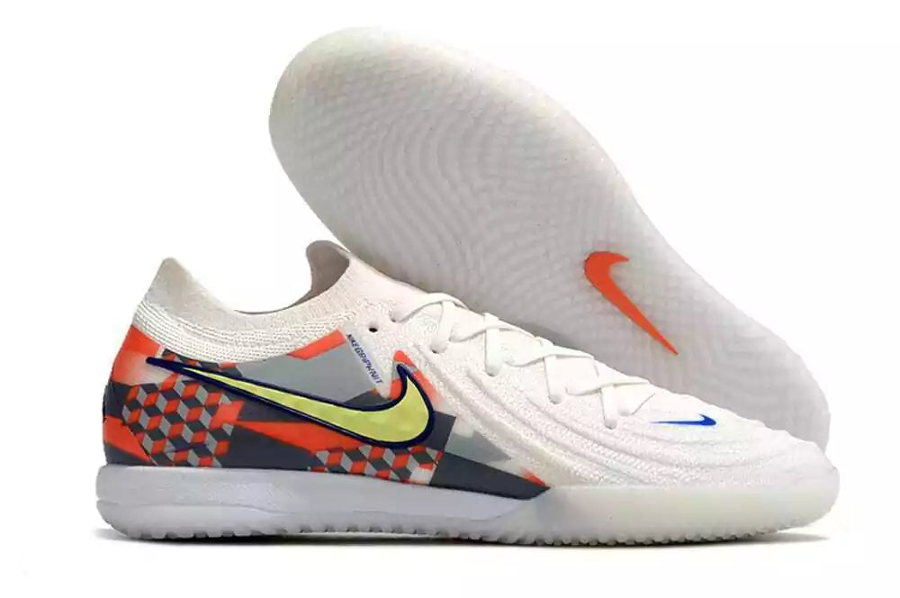 Chuteira Futsal Nike Phantom GX II IC "Barna Pack" com design moderno e sola específica para futsal indoor.