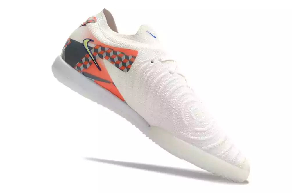Chuteira Futsal Nike Phantom GX II IC "Barna Pack" em lateral, destacando seu design moderno e performance em quadra.
