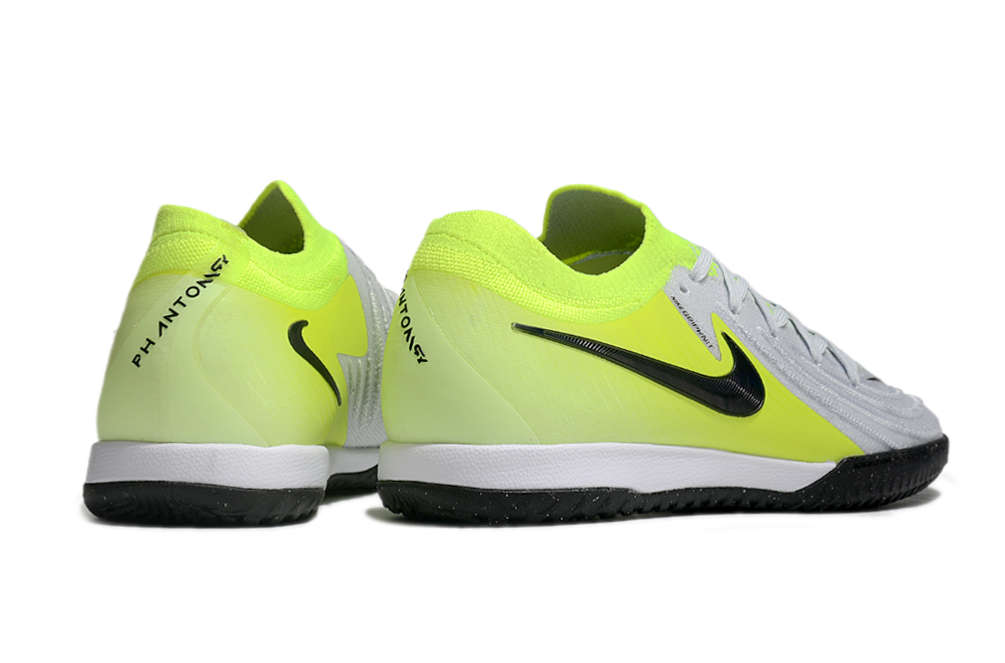 Chuteira Futsal Nike Phantom GX II IC - Branca e Verde "Mad Voltage Pack" em vista traseira.