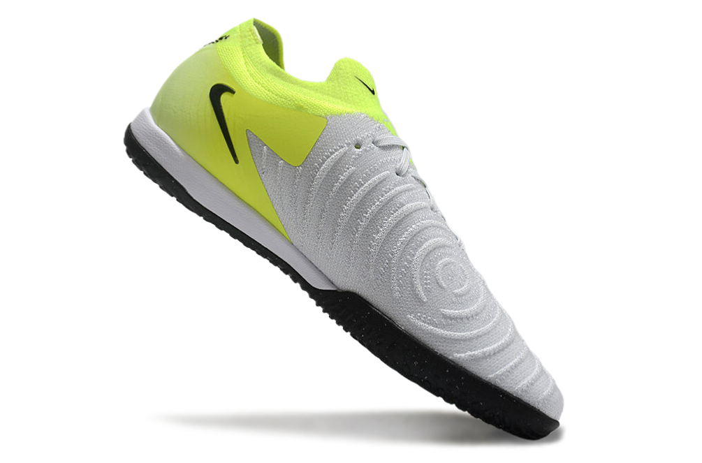 Chuteira Futsal Nike Phantom GX II IC - Branca e Verde "Mad Voltage Pack" com design moderno e sola IC.