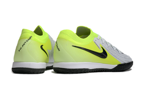 Chuteira Futsal Nike Phantom GX II IC - Branca e Verde "Mad Voltage Pack" em vista traseira.