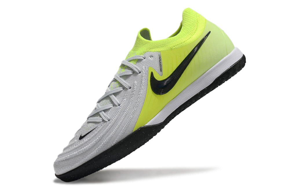 Chuteira Futsal Nike Phantom GX II IC - Branca e Verde "Mad Voltage Pack" em destaque com design moderno.