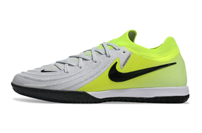Chuteira Futsal Nike Phantom GX II IC - Branca e Verde "Mad Voltage Pack" vista lateral em fundo branco