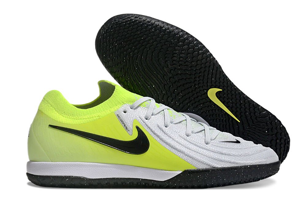 Chuteira Futsal Nike Phantom GX II IC - Branca e Verde "Mad Voltage Pack" vista lateral com detalhes em amarelo e preto.