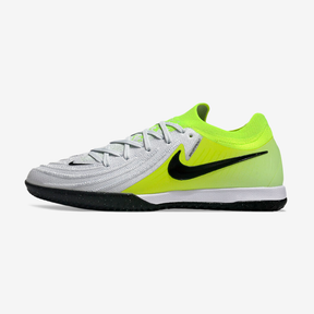 Chuteira Futsal Nike Phantom GX II IC - Branca e Verde "Mad Voltage Pack" em detalhe lateral