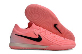 Chuteira Futsal Nike Phantom GX II IC - Rosa e Preta "Mad Brilliance Pack" vista lateral e inferior do modelo.