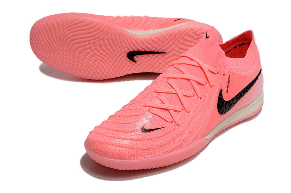 Chuteira Futsal Nike Phantom GX II IC - Rosa e Preta "Mad Brilliance Pack" com design inovador e sola IC.
