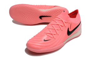 Chuteira Futsal Nike Phantom GX II IC - Rosa e Preta "Mad Brilliance Pack" com design inovador e sola IC.