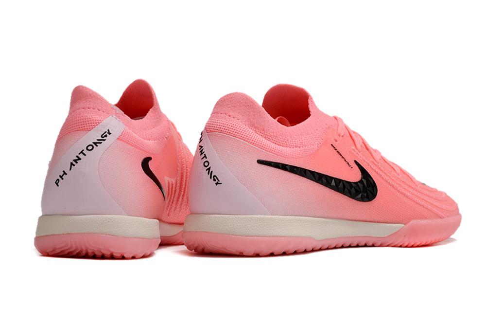 Chuteira Futsal Nike Phantom GX II IC - Rosa e Preta "Mad Brilliance Pack" vista traseira com detalhes em preto.