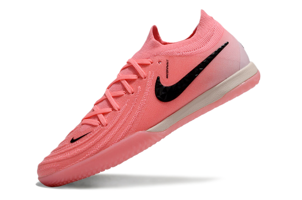 Chuteira Futsal Nike Phantom GX II IC - Rosa e Preta "Mad Brilliance Pack" em cor rosa e detalhes em preto