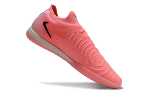 Chuteira Futsal Nike Phantom GX II IC - Rosa e Preta "Mad Brilliance Pack" em destaque