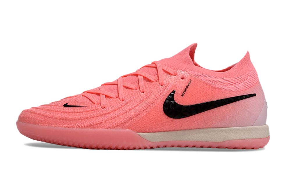 Chuteira Futsal Nike Phantom GX II IC - Rosa e Preta "Mad Brilliance Pack" lado esquerdo em fundo branco.