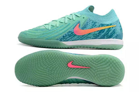 Chuteira Futsal Nike Phantom GX II IC Verde com design inovador e sola IC para controle em quadra.