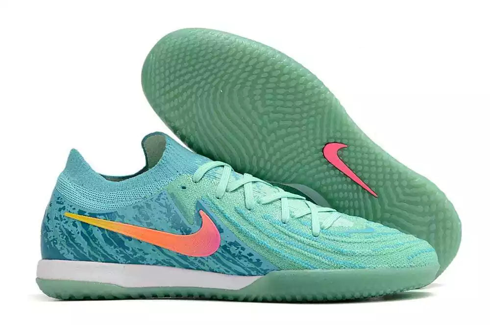 Chuteira Futsal Nike Phantom GX II IC Verde vista lateral com sola IC e design inovador em verde e rosa.