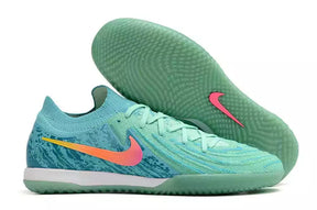 Chuteira Futsal Nike Phantom GX II IC Verde vista lateral com sola IC e design inovador em verde e rosa.
