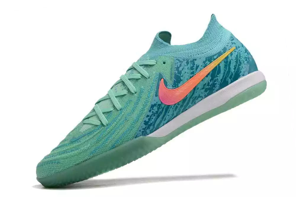 Chuteira Futsal Nike Phantom GX II IC Verde com design moderno e tecnologia para controle absoluto.