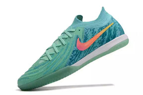 Chuteira Futsal Nike Phantom GX II IC Verde com design moderno e tecnologia para controle absoluto.