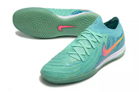 Chuteira Futsal Nike Phantom GX II IC Verde em verde com detalhes em rosa, ideal para controle e precisão no jogo.