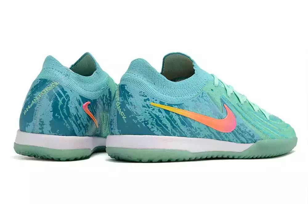 Chuteira Futsal Nike Phantom GX II IC Verde com design moderno e detalhes em azul e rosa.