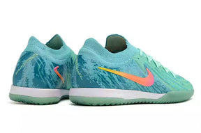 Chuteira Futsal Nike Phantom GX II IC Verde com design moderno e detalhes em azul e rosa.