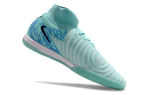 Chuteira Futsal Nike Phantom Luna IC - Azul claro em destaque, ideal para controle e precisão no jogo.