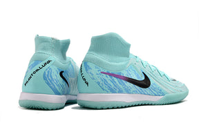 Chuteira Futsal Nike Phantom Luna IC - Azul claro, design em azul claro com solado IC para aderência superior.