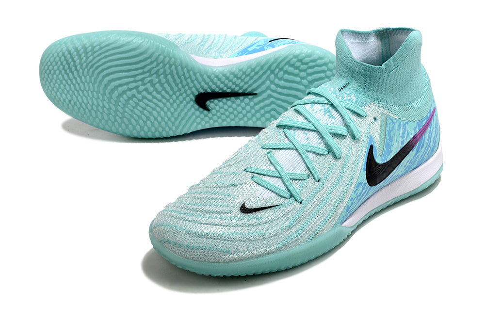 Chuteira Futsal Nike Phantom Luna IC - Azul claro, vista lateral com detalhe do solado e design leve.