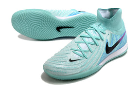 Chuteira Futsal Nike Phantom Luna IC - Azul claro, vista lateral com detalhe do solado e design leve.