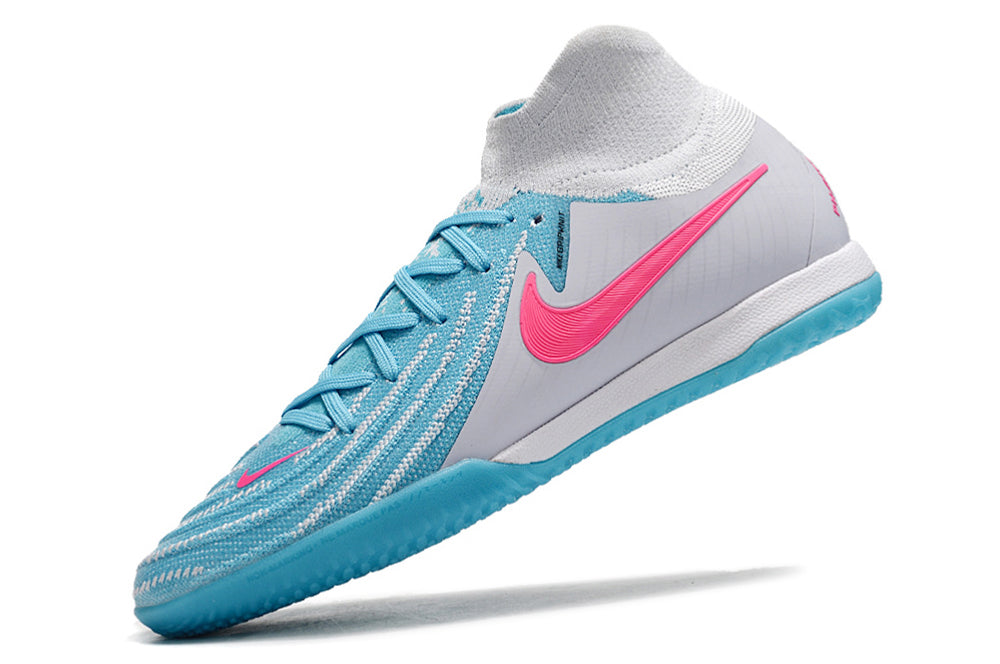 Chuteira Futsal Nike Phantom Luna IC - Branca e Azul em ação, destacando design azul e rosa.