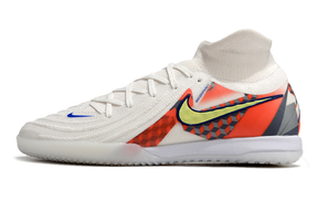 Chuteira Futsal Nike Phantom Luna IC - Branca, Cinza e Laranja "Barna Pack" com design moderno e tecnologia avançada.