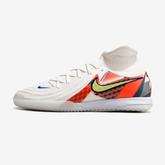 Chuteira Futsal Nike Phantom Luna IC - Branca, Cinza e Laranja "Barna Pack" com design inovador e sola IC.
