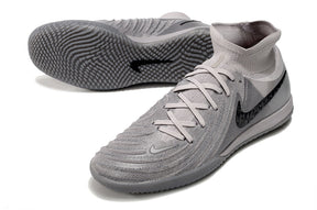 Chuteira Futsal Nike Phantom Luna IC - Cinza "Rising Pack" com design moderno e solado IC para futsal.