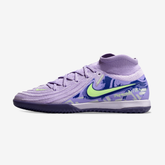 Chuteira futsal nike phantom luna ic roxa e verde do lado esquerdo, com detalhes em verde e roxo.