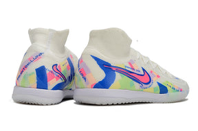 Chuteira Futsal Nike Phantom Luna IC - Branca, Azul e Rosa "Socal Pack" vista traseira com design arrojado.