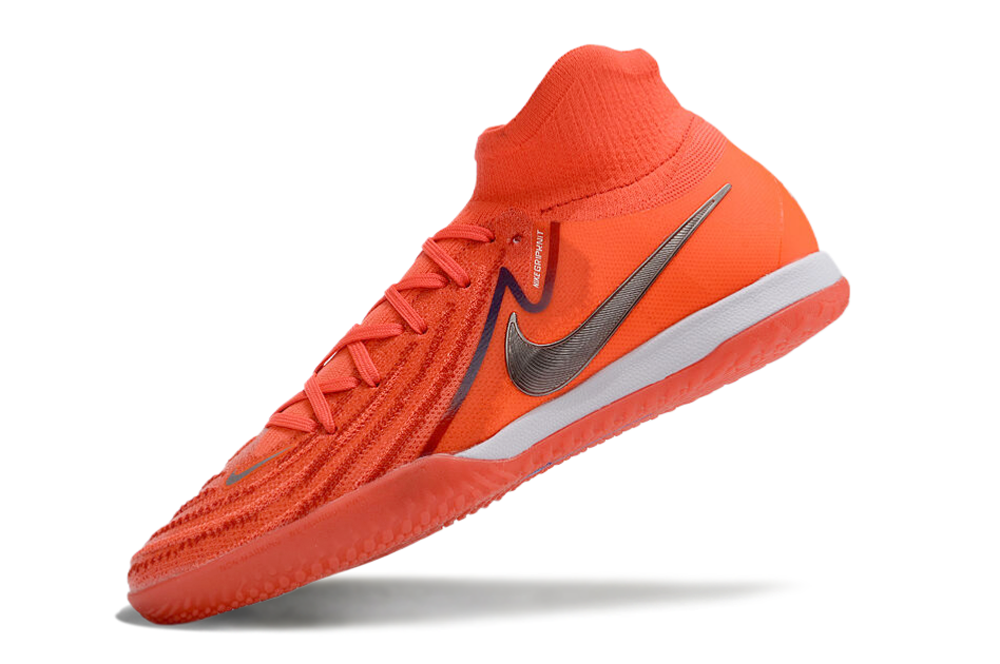 Chuteira Futsal Nike Phantom Luna IC - Vermelha "Halaand" em fundo branco, destacando detalhe do design e cor vibrante.
