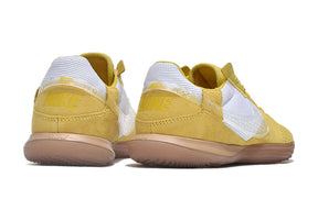 Chuteira Futsal Nike Street Gato IC - Amarela e Branca vista traseira com detalhes em amarelo e branco.