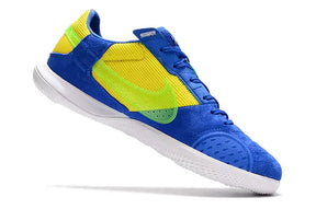 Chuteira Futsal Nike Street Gato IC Azul, Amarelo e Verde em destaque com design vibrante e sola de borracha.