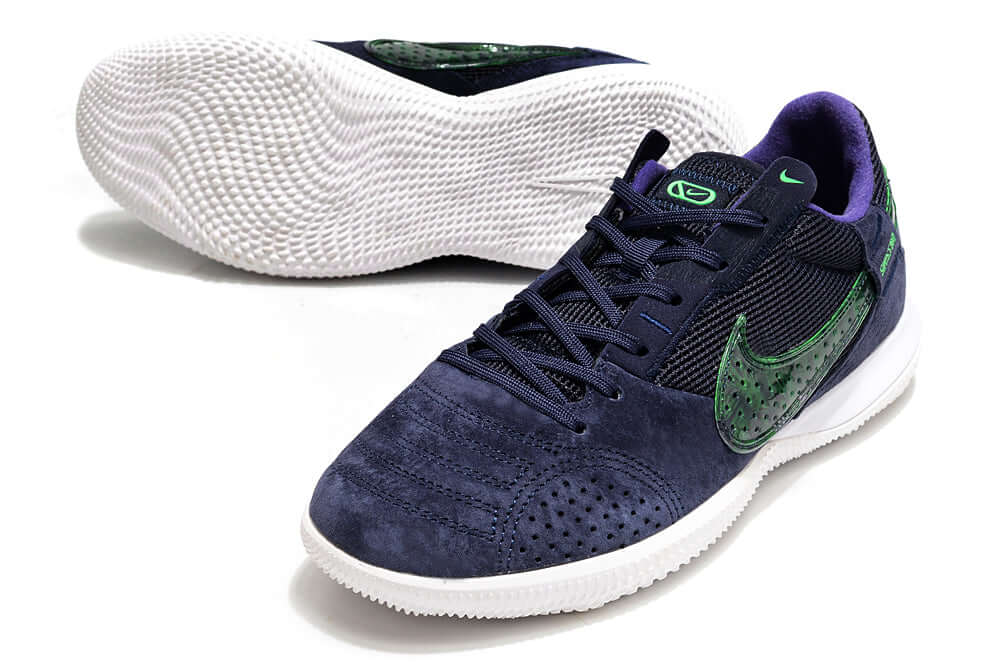 Chuteira Futsal Nike Street Gato IC Azul, Branco e Verde em destaque com design moderno e conforto.