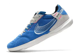 Chuteira Futsal Nike Street Gato IC Azul e Cinza vista lateral com design moderno e tecnologias inovadoras.
