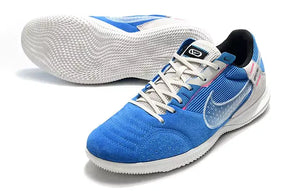 Chuteira Futsal Nike Street Gato IC Azul e Cinza vista lateral e inferior com design em azul e cinza.