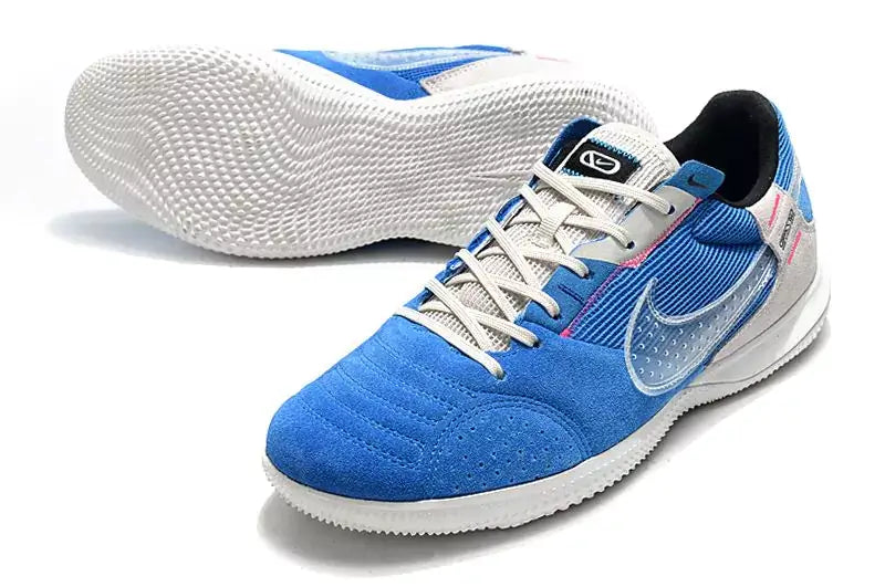 Chuteira Futsal Nike Street Gato IC Azul e Cinza vista lateral e inferior com design em azul e cinza.