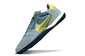 Chuteira Futsal Nike Street Gato IC - Azul e Dourada em destaque com design moderno e cores vibrantes.