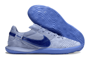 Chuteira Futsal Nike Street Gato IC - Azul e Azul Escura com design contemporâneo e sola de borracha.