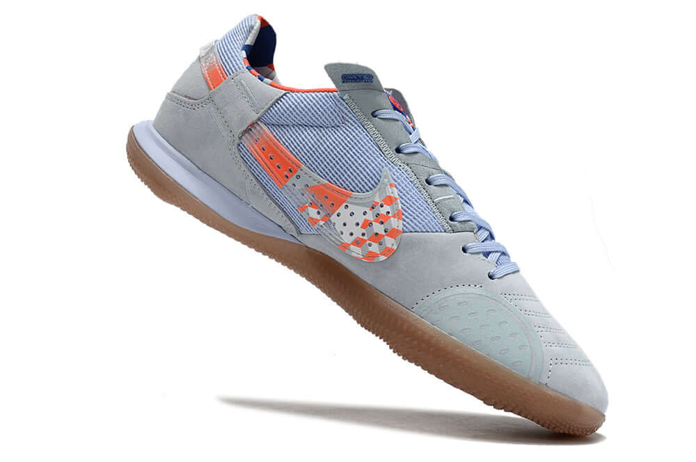 Chuteira Futsal Nike Street Gato IC - Azul em destaque, mostrando design moderno e tecnologia para melhor desempenho