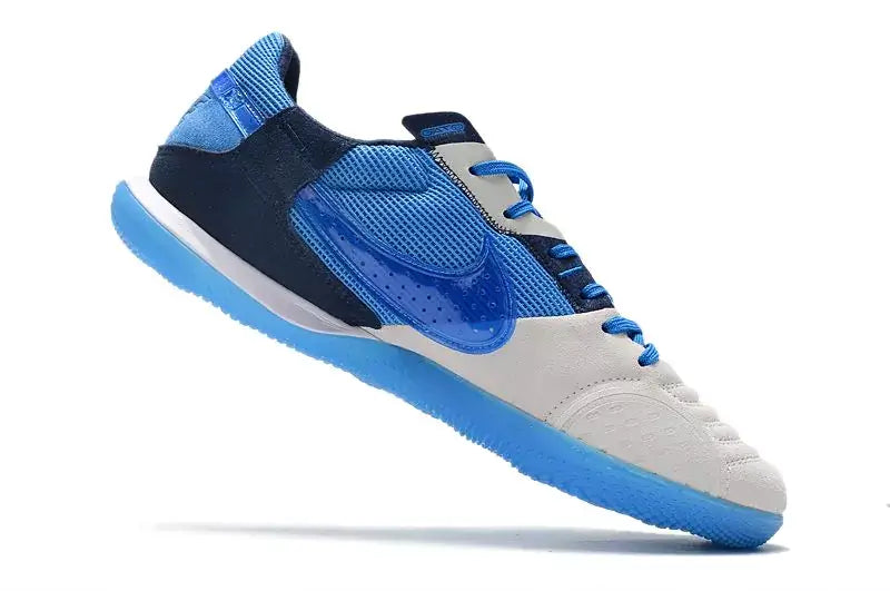 Chuteira Futsal Nike Street Gato IC Azul em perspectiva, destacando seu design inovador e cores azul e branca.