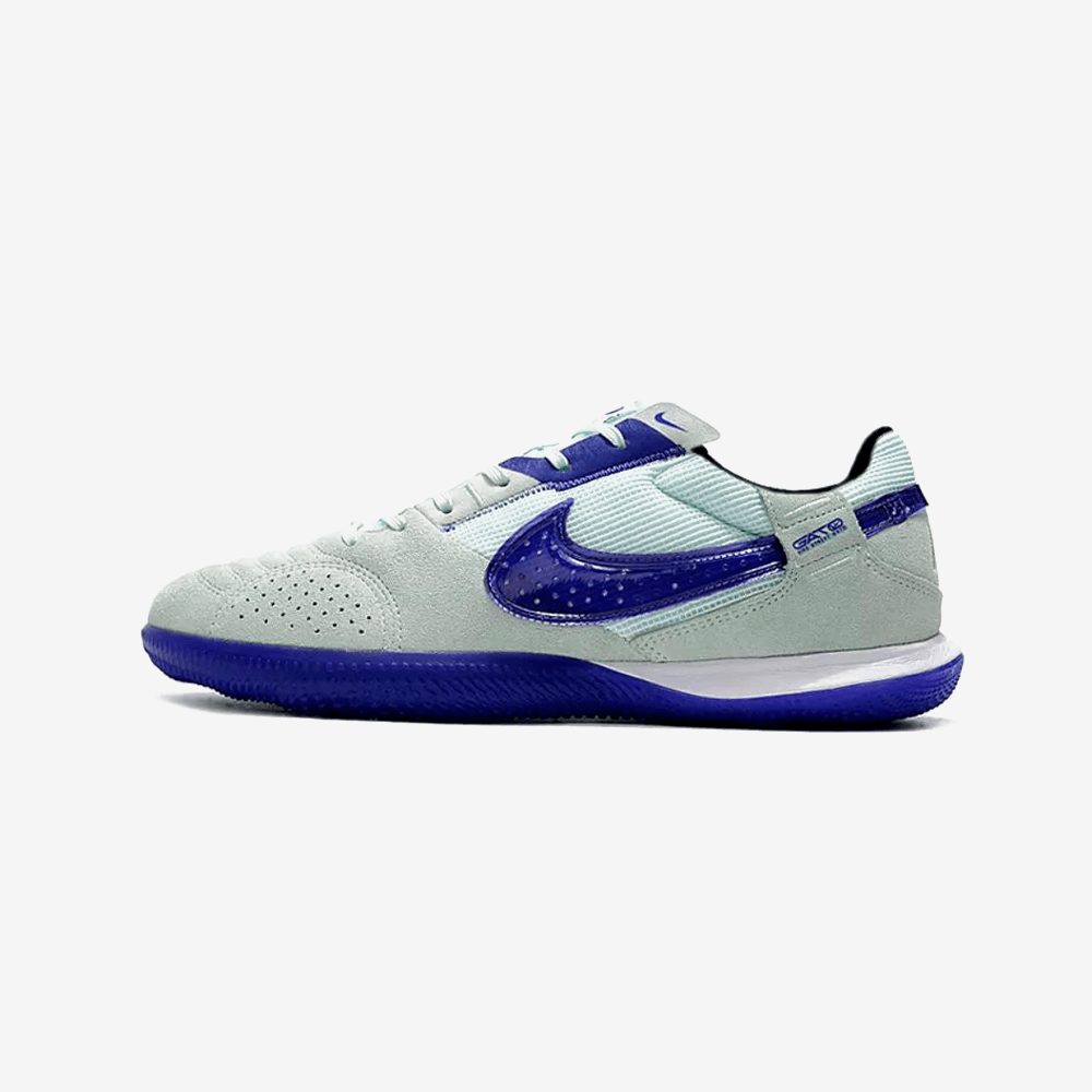 Chuteira Futsal Nike Street Gato IC Azul e Roxa lateral com design moderno e aderência para quadras internas.