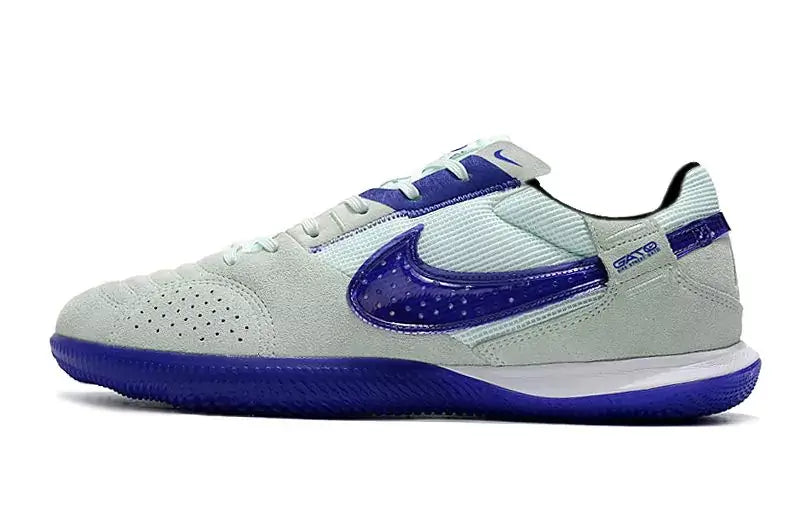 Chuteira Futsal Nike Street Gato IC Azul e Roxa lateral em fundo branco, ideal para futsal.